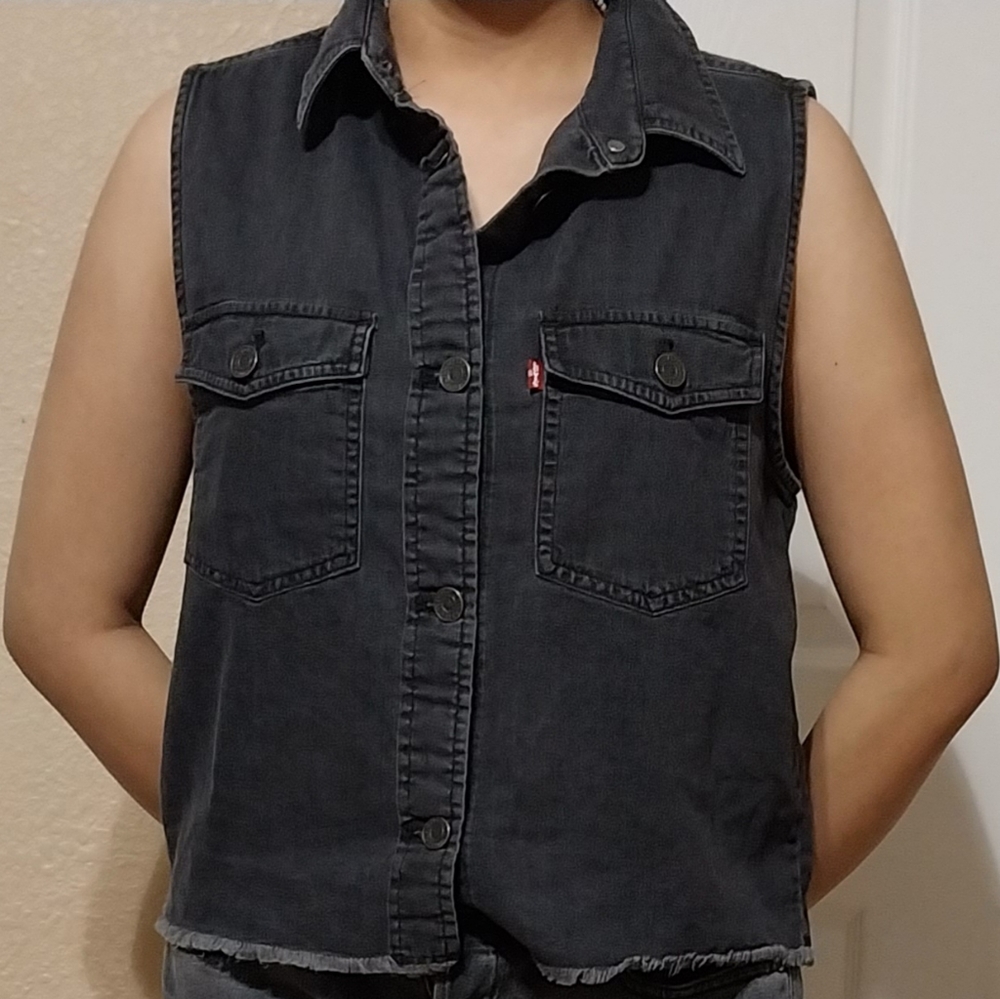 Levi’s denim button down, hem vest. Size M black